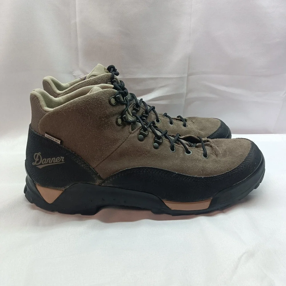 Danner reposhing this